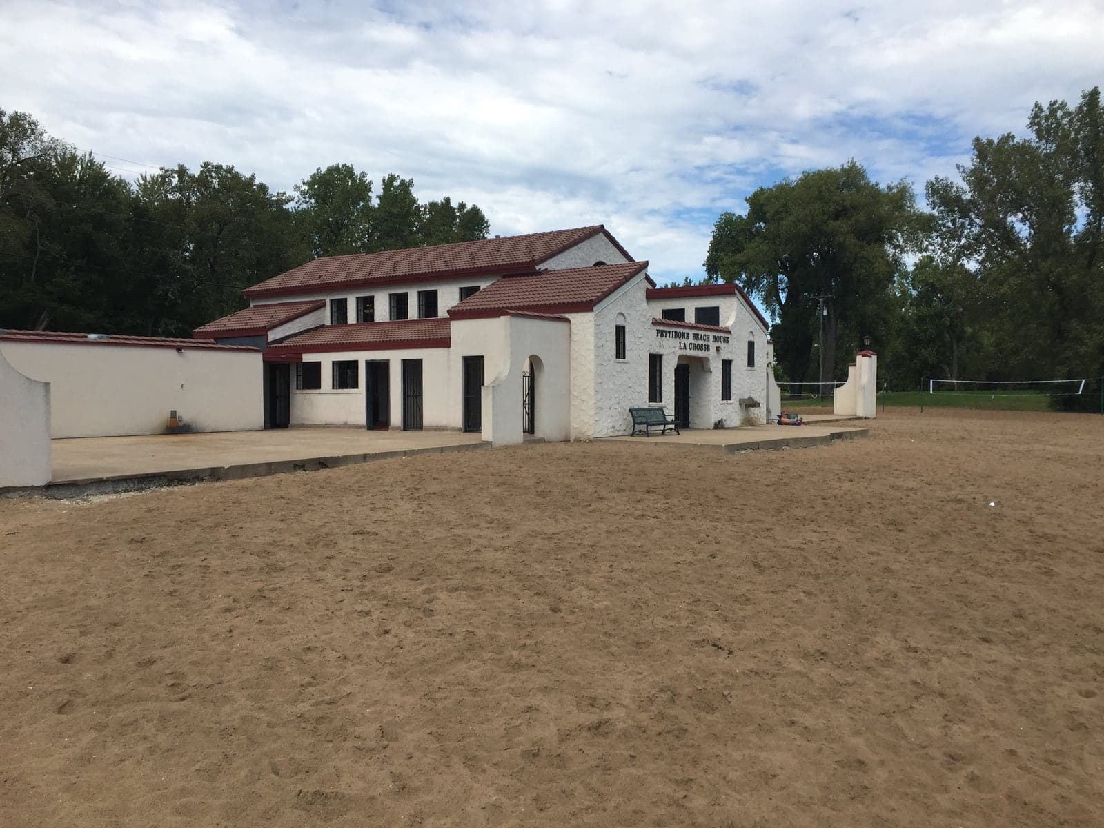 Pettibone Beach House beside the sandy beach and volleyball courts